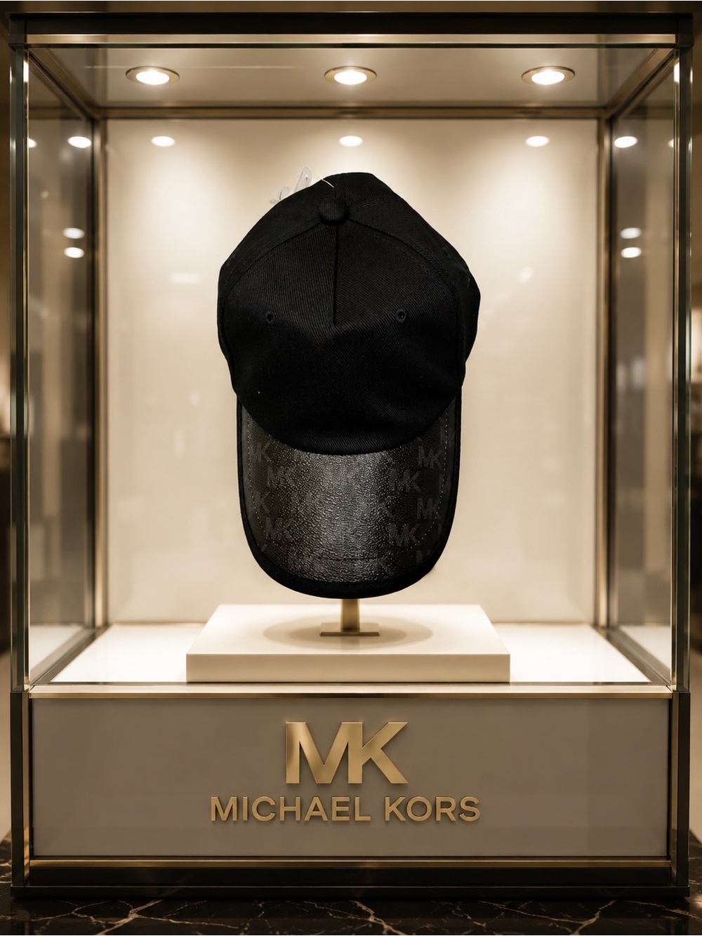 Elegant Michael Kors cap in black, completely new and with original labels.